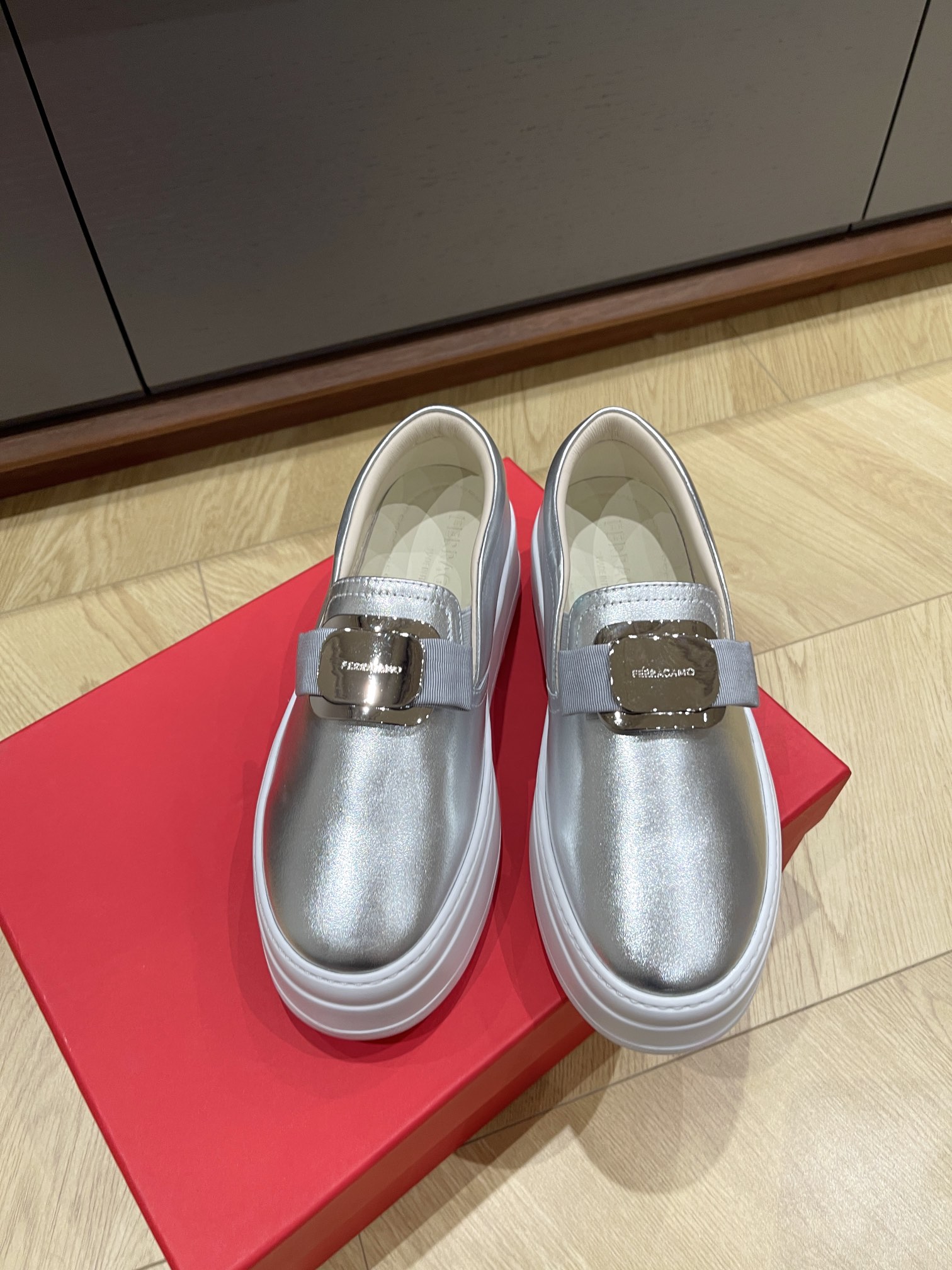 페레가모 스니커즈