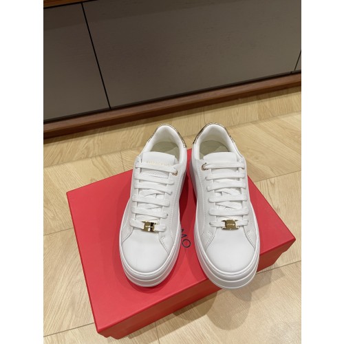 페레가모 스니커즈