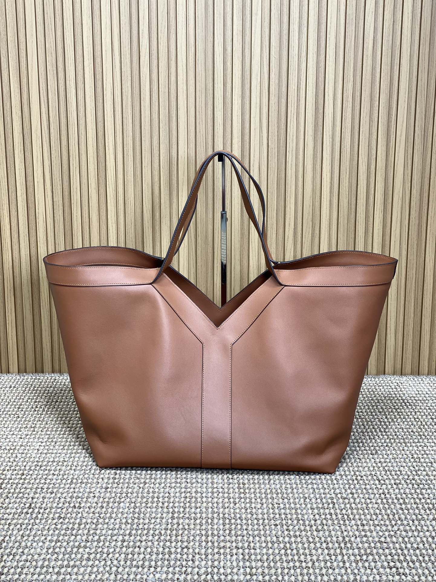 생로랑 가죽 소재의 Y 토트 브릭