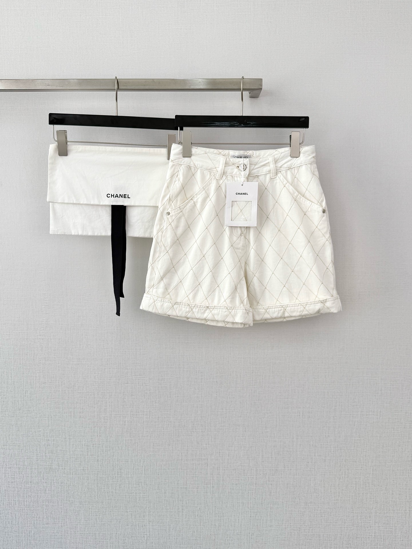 샤넬 화이트 퀼팅 데님 카고 반바지